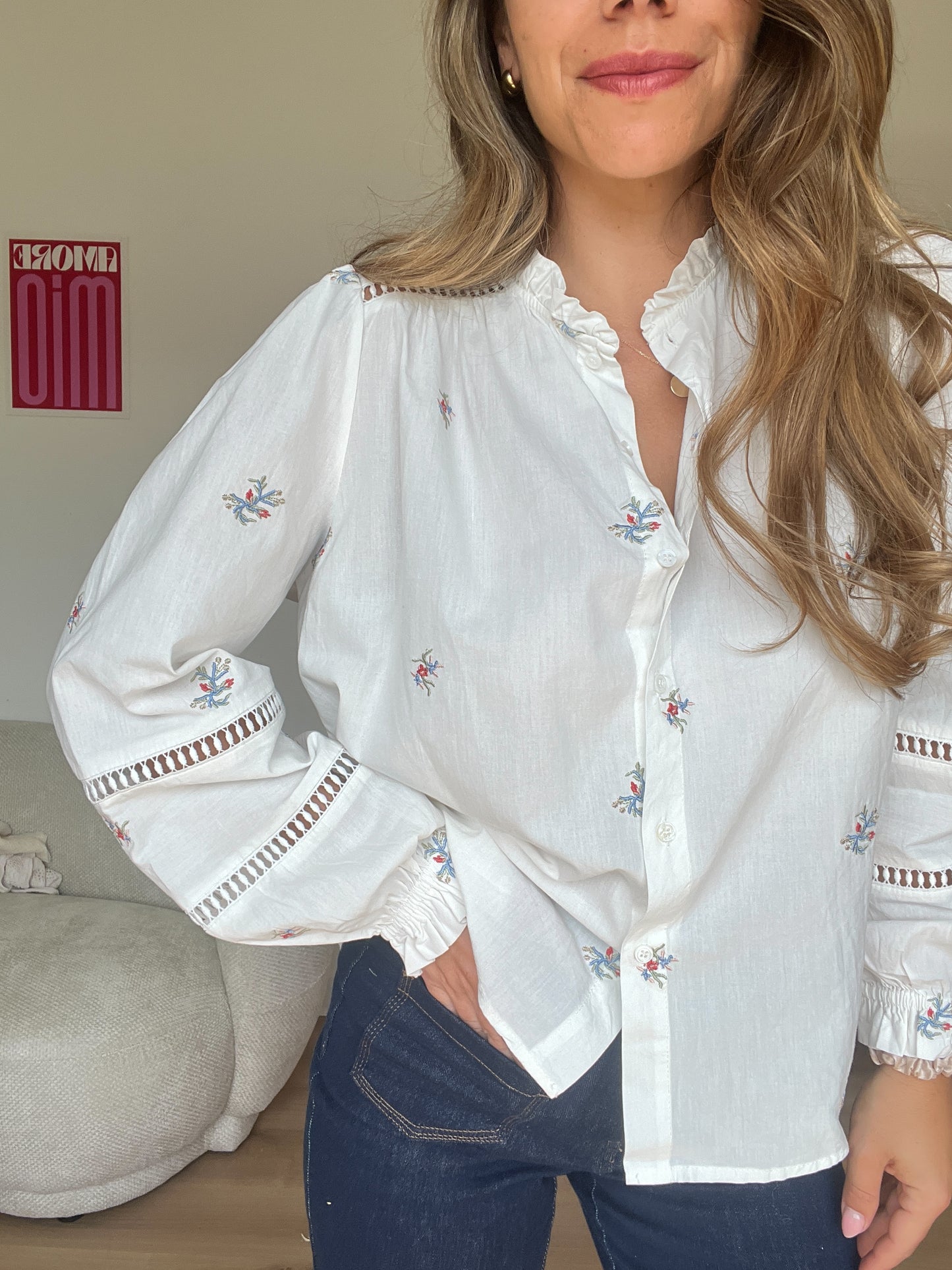 Blouse blanche à fleurs brodées Liv