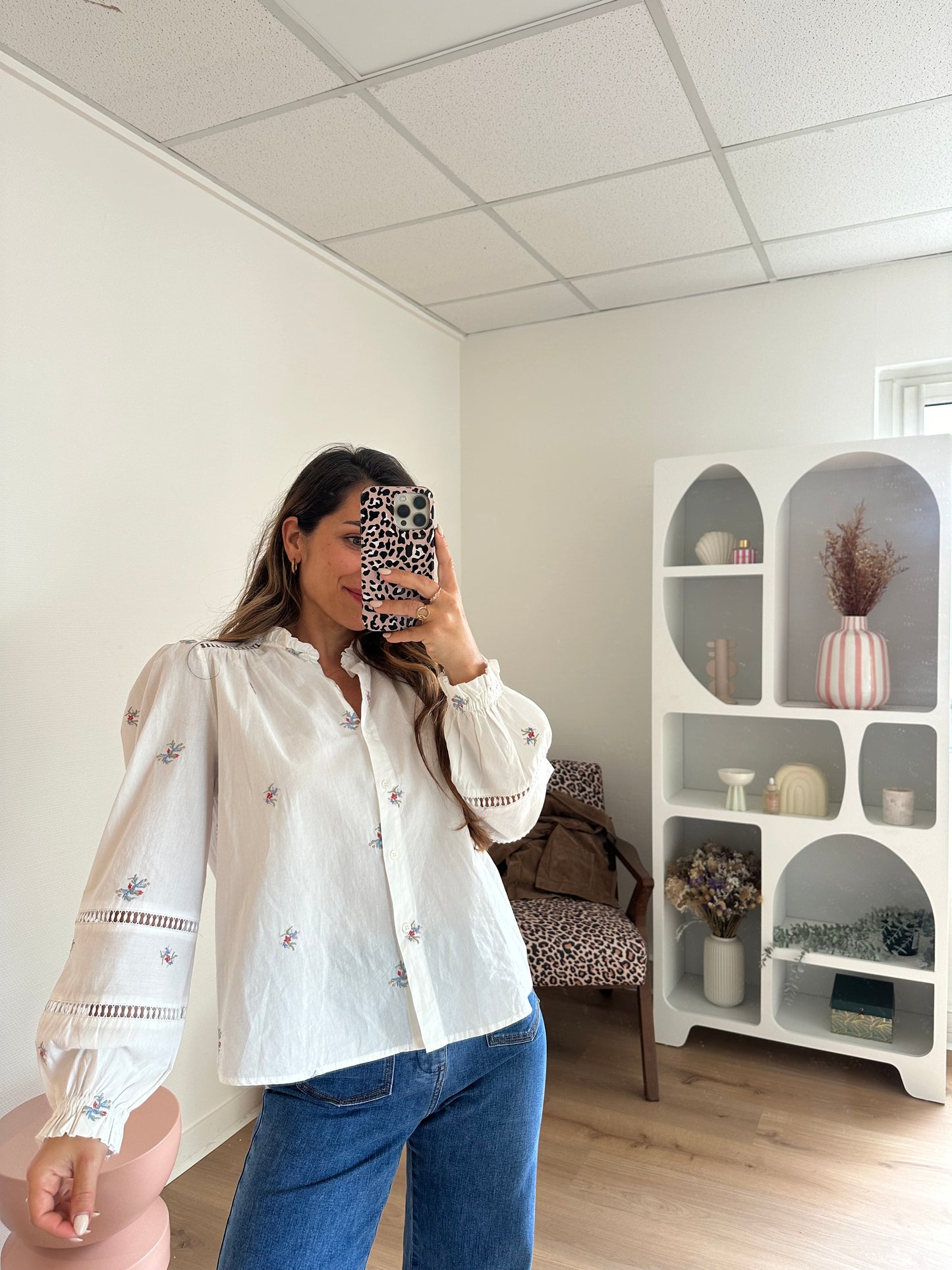 Blouse blanche à fleurs brodées Liv