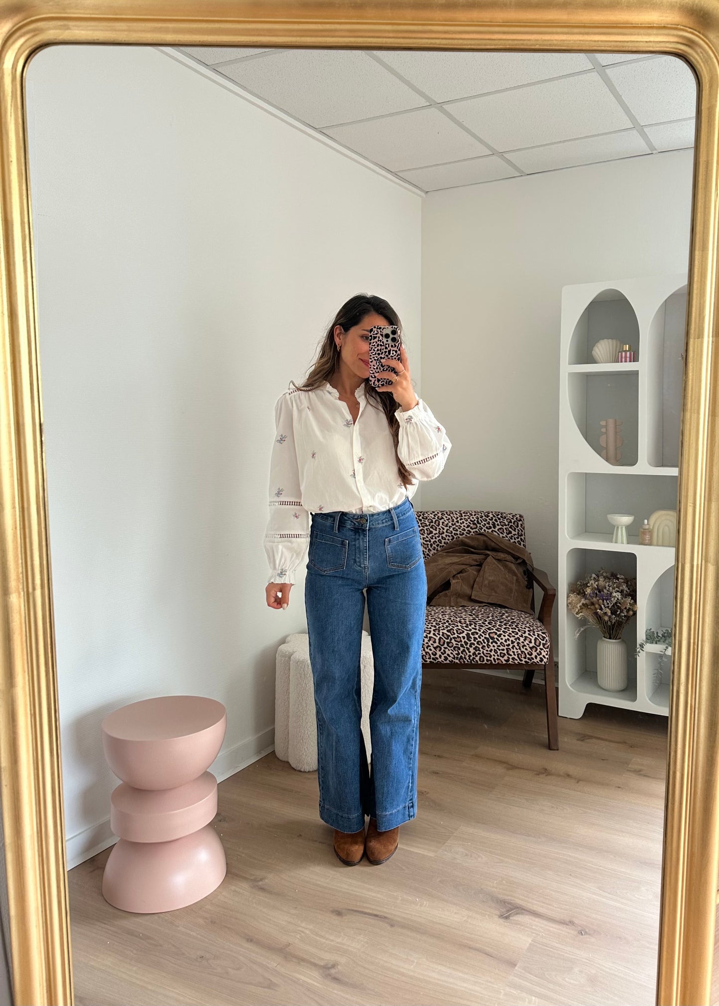 Blouse blanche à fleurs brodées Liv