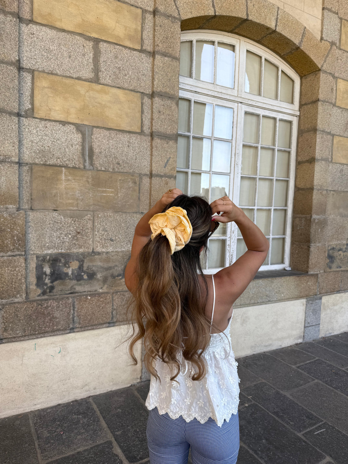Chouchou scrunchie en coton vichy jaune