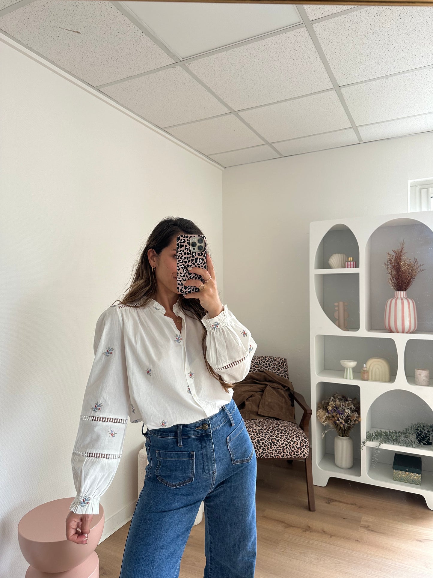 Blouse blanche à fleurs brodées Liv