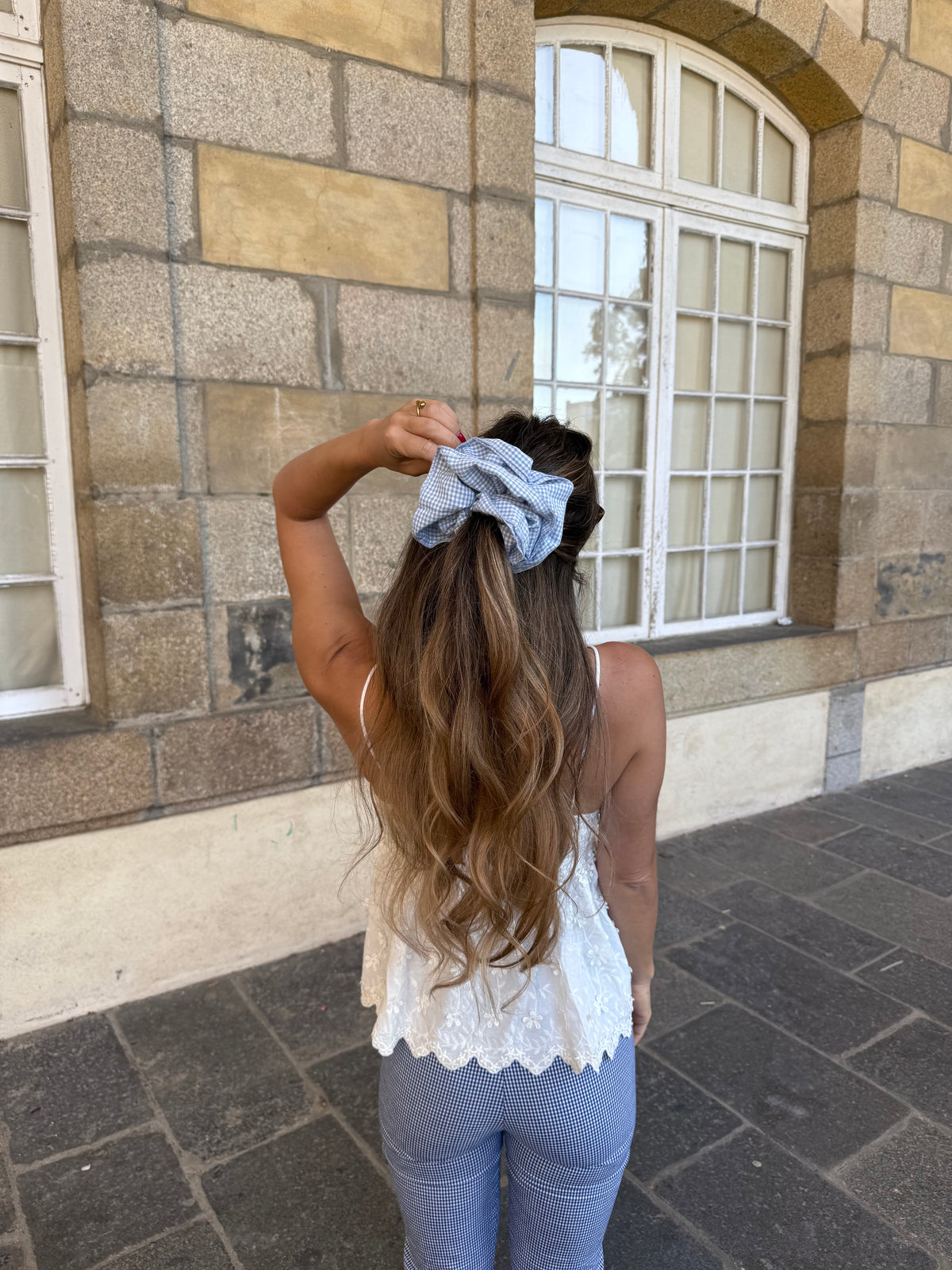 Chouchou scrunchie en coton vichy bleu