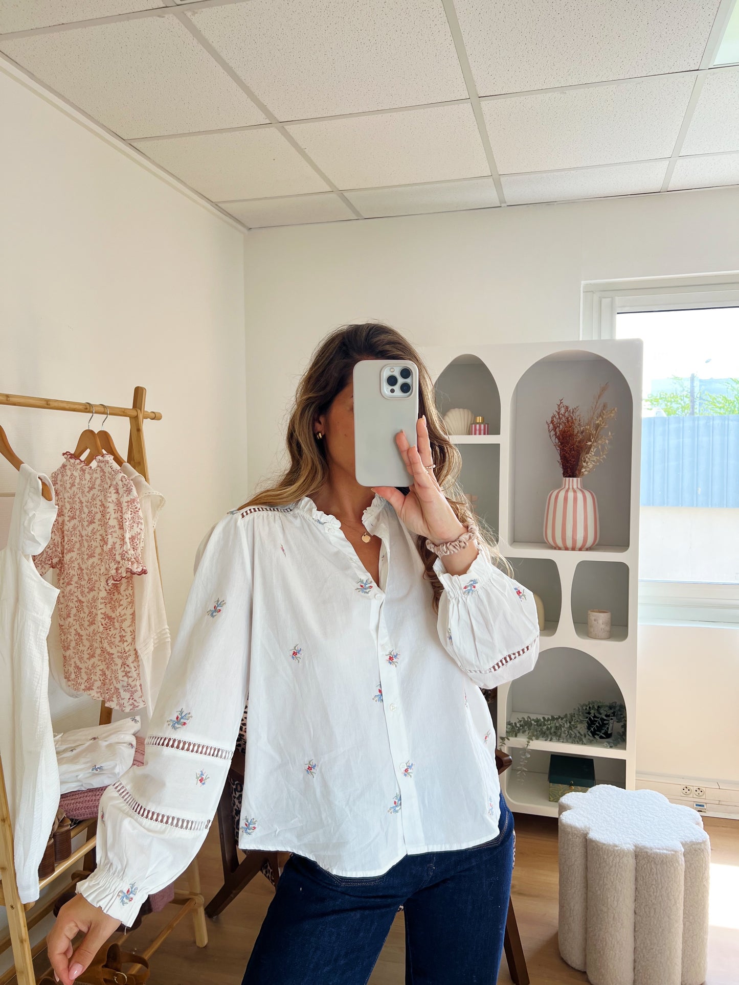 Blouse blanche à fleurs brodées Liv