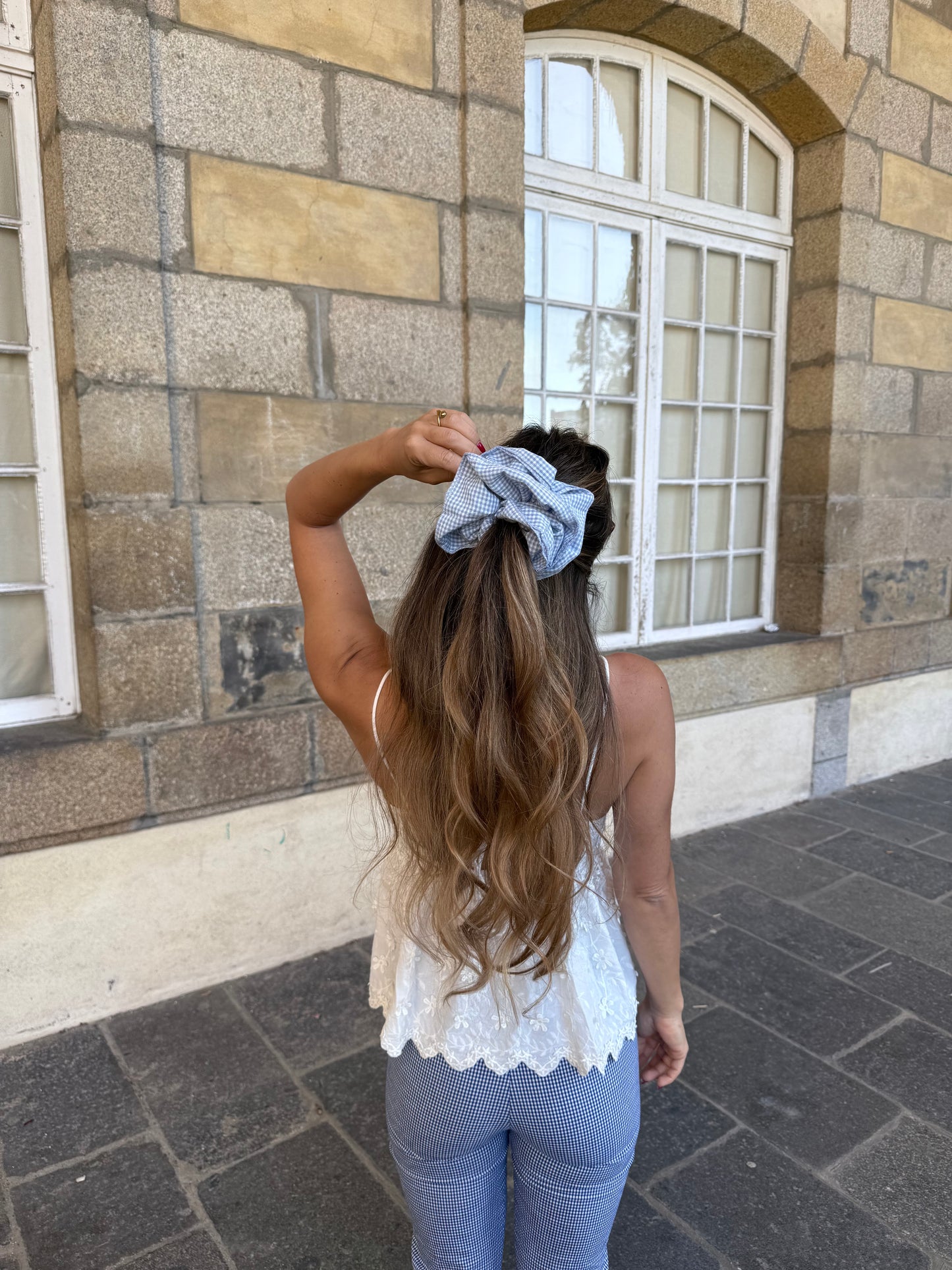 Chouchou scrunchie en coton vichy bleu