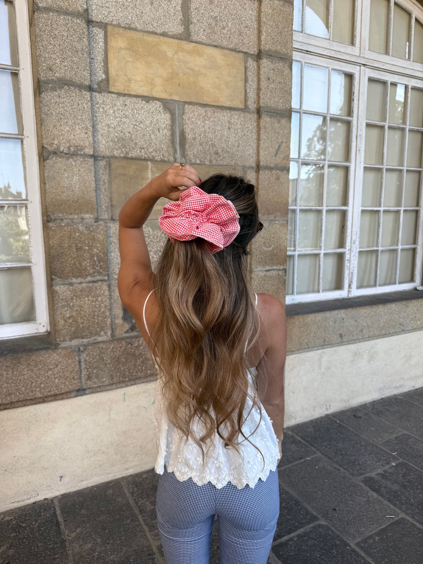 Chouchou scrunchie en coton vichy rouge