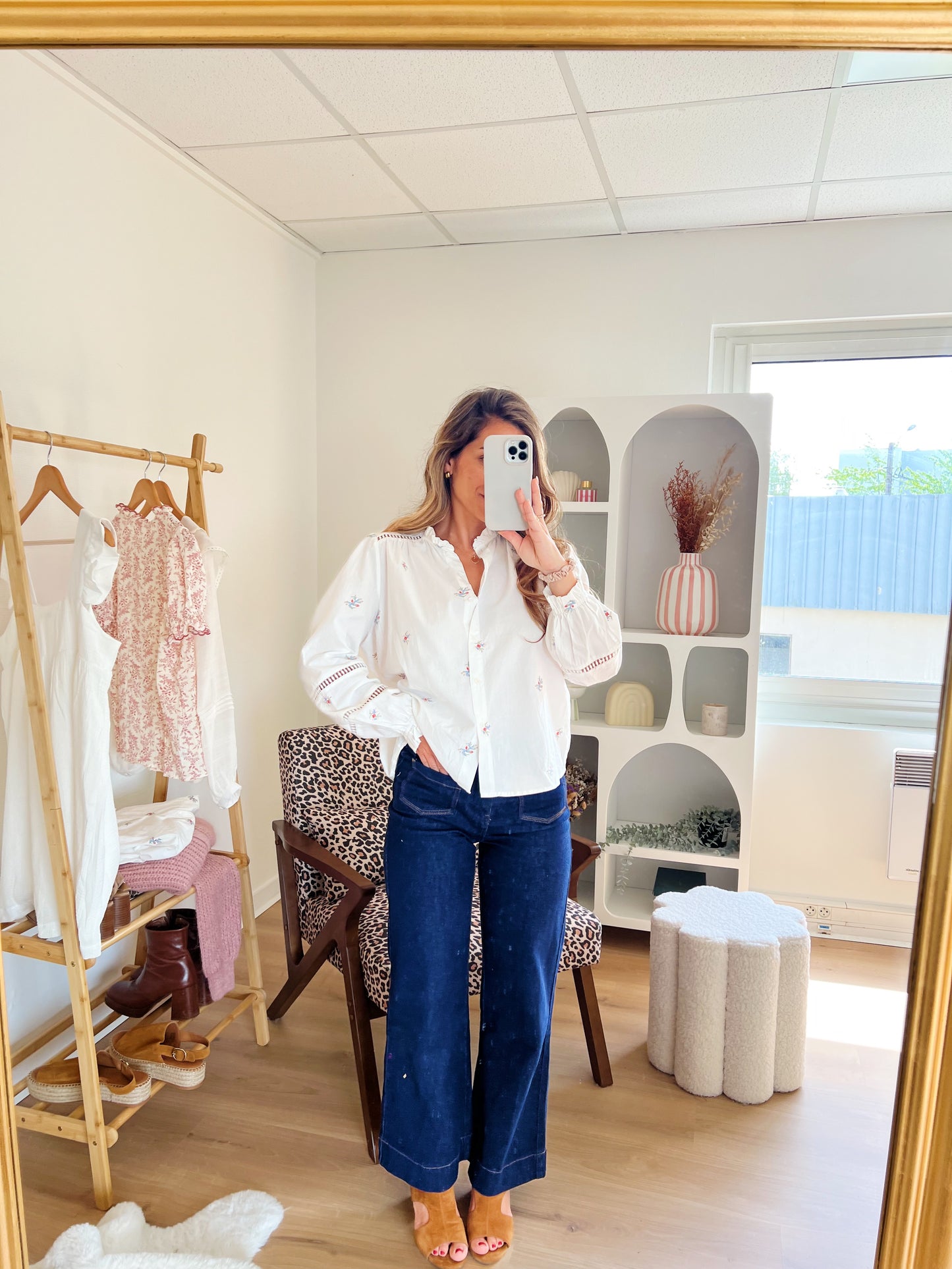 Blouse blanche à fleurs brodées Liv