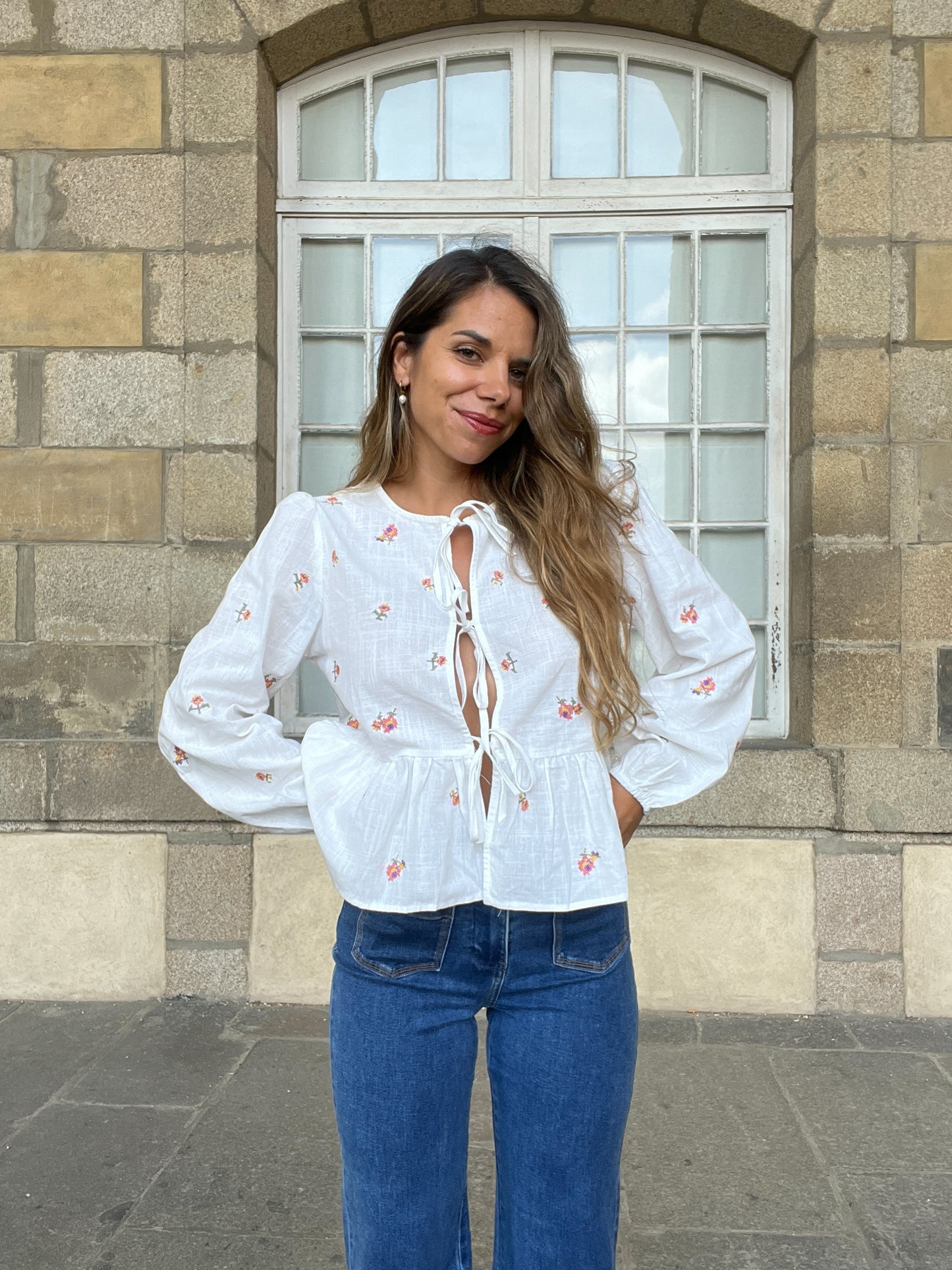 Blouse brodée à noeuds Silvia