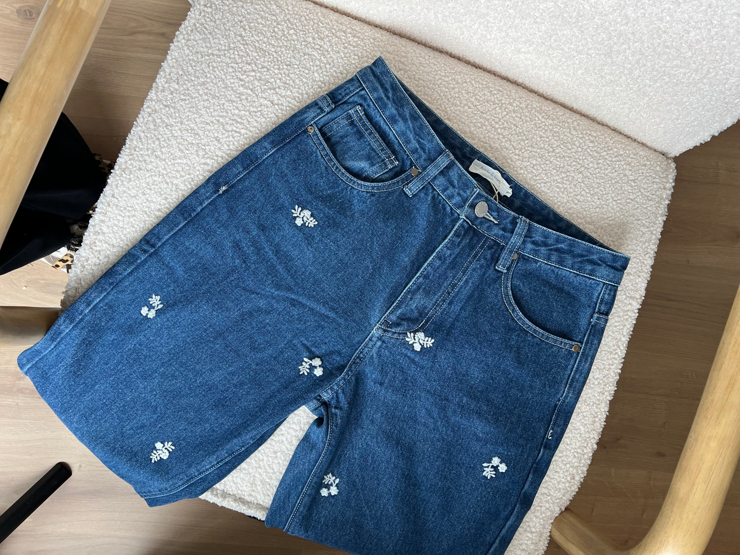 Jean droit Marguerite denim foncé à fleurs brodées blanches