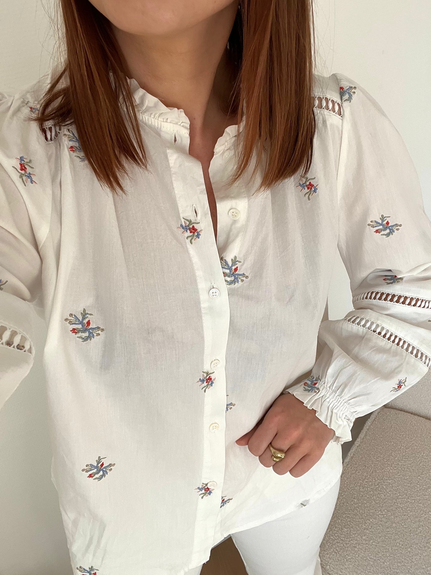 Blouse blanche à fleurs brodées Liv