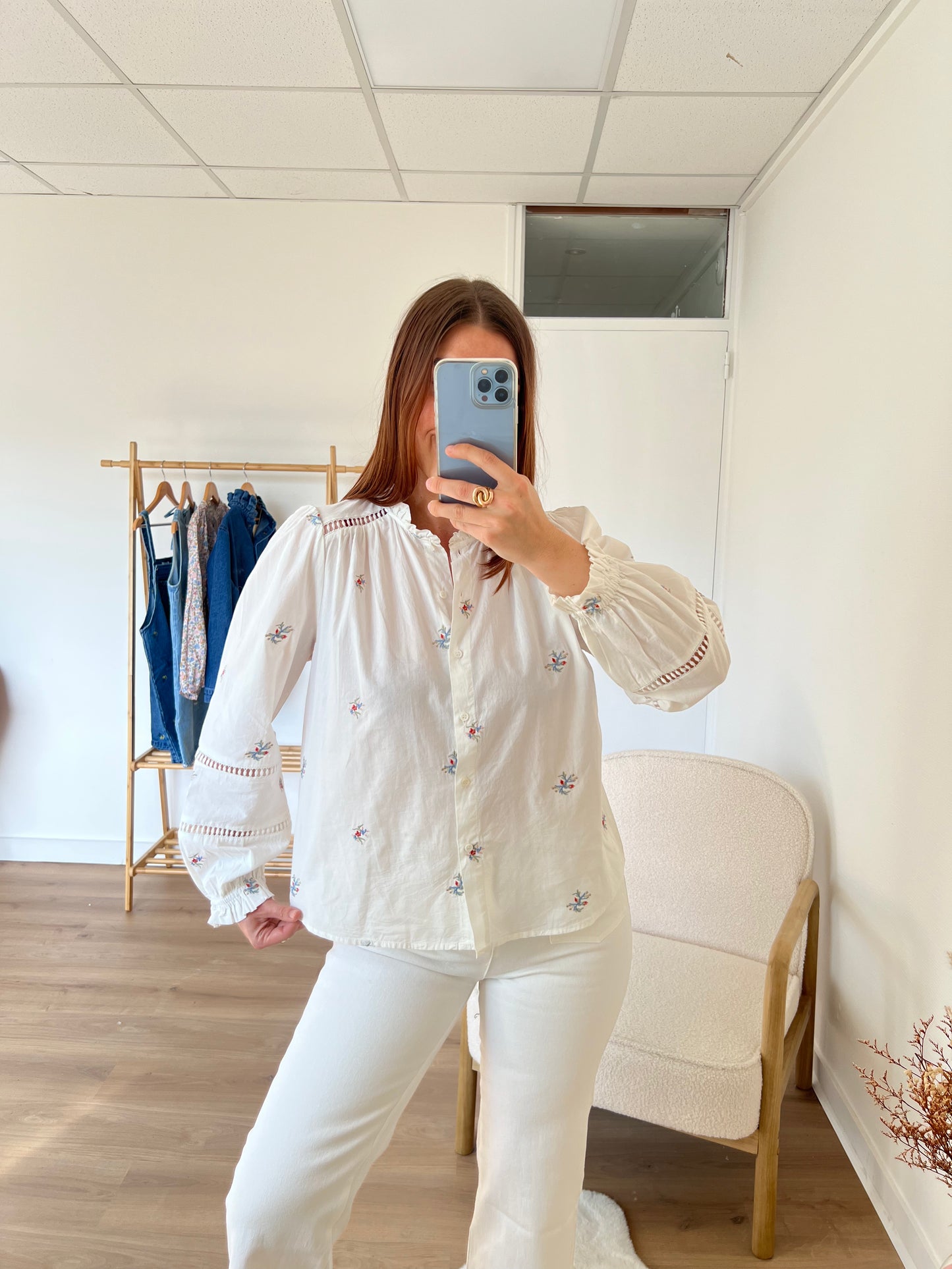 Blouse blanche à fleurs brodées Liv