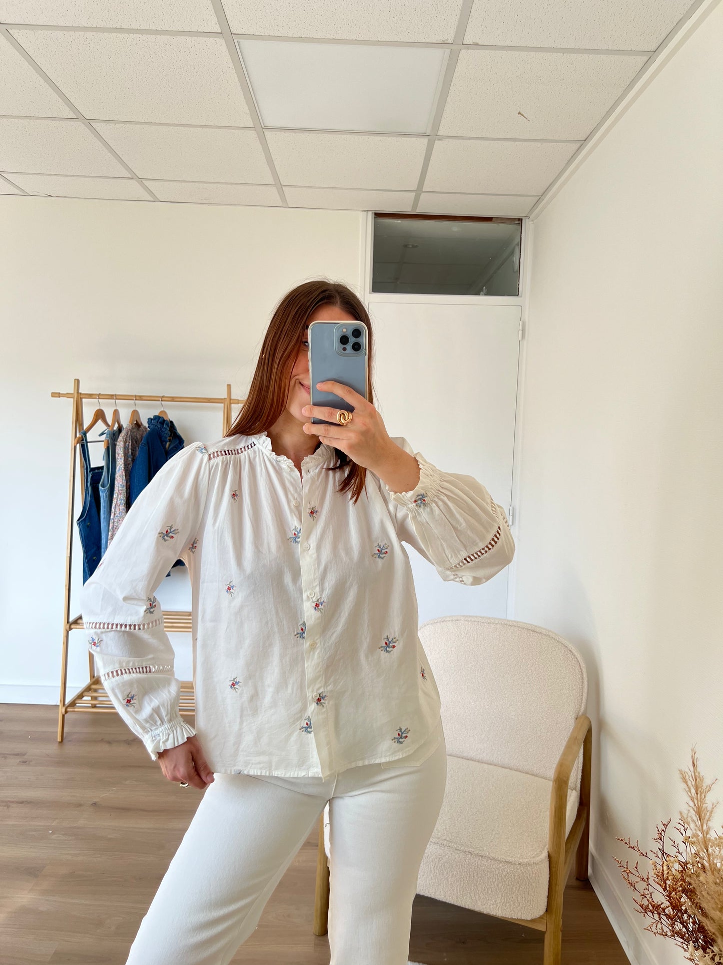Blouse blanche à fleurs brodées Liv