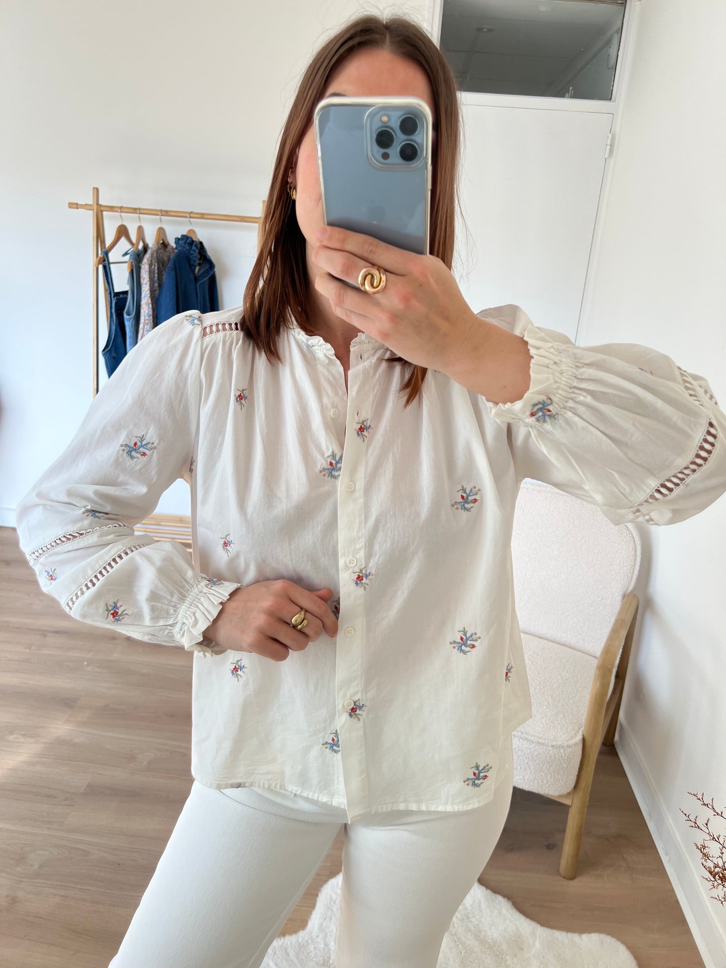 Blouse blanche à fleurs brodées Liv