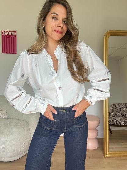 Blouse blanche à fleurs brodées Liv