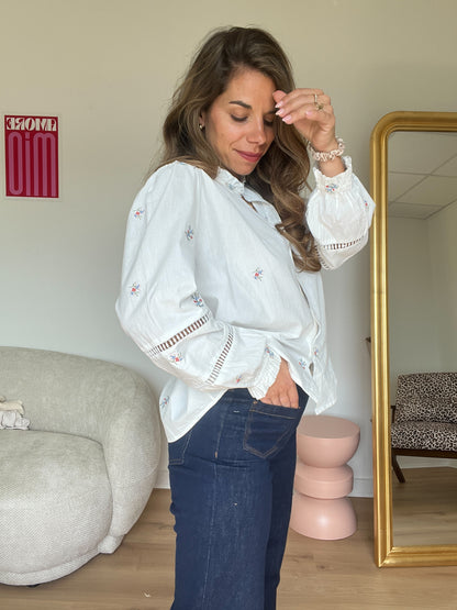Blouse blanche à fleurs brodées Liv