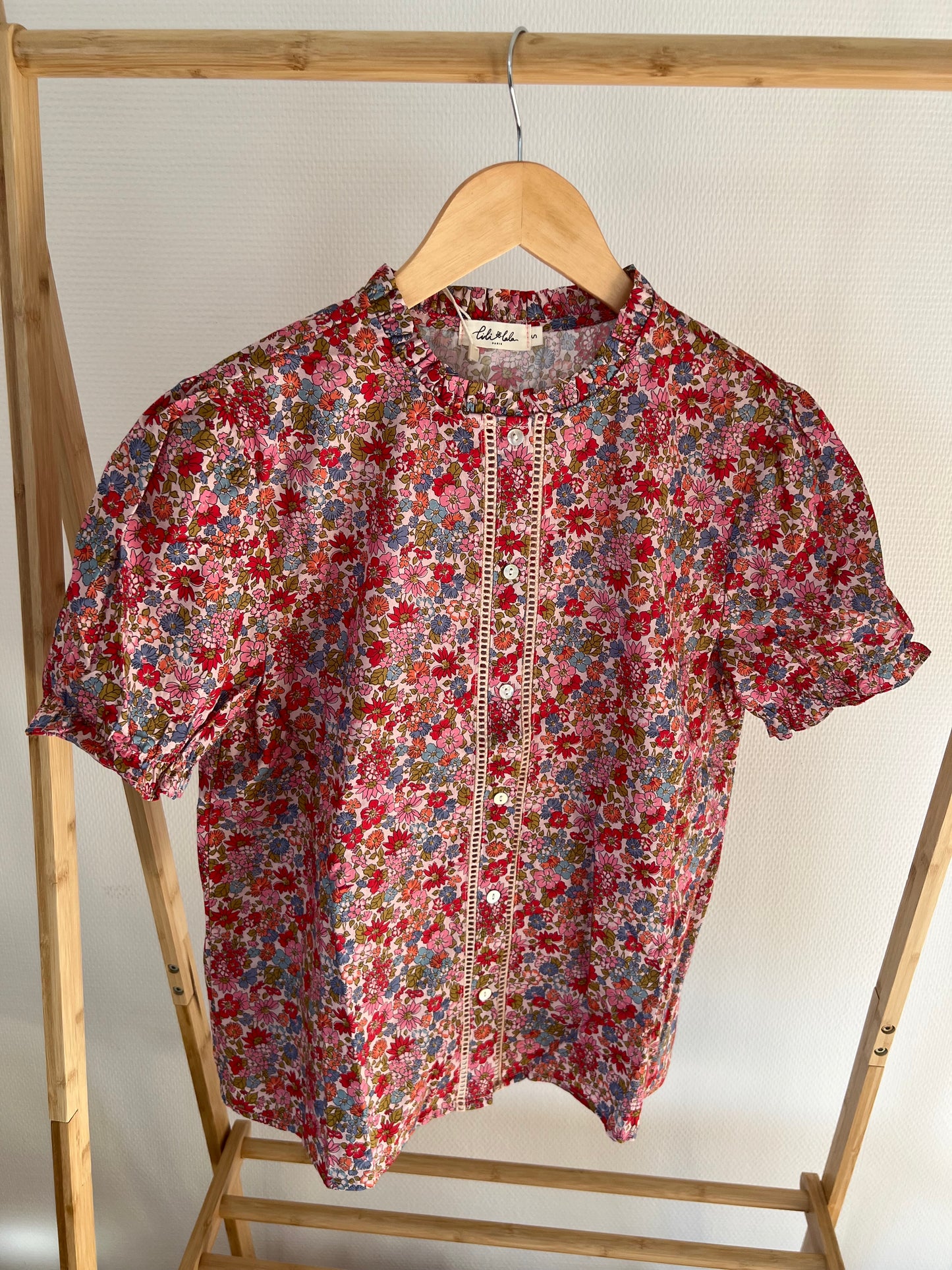 Blouse fleurie à manches courtes