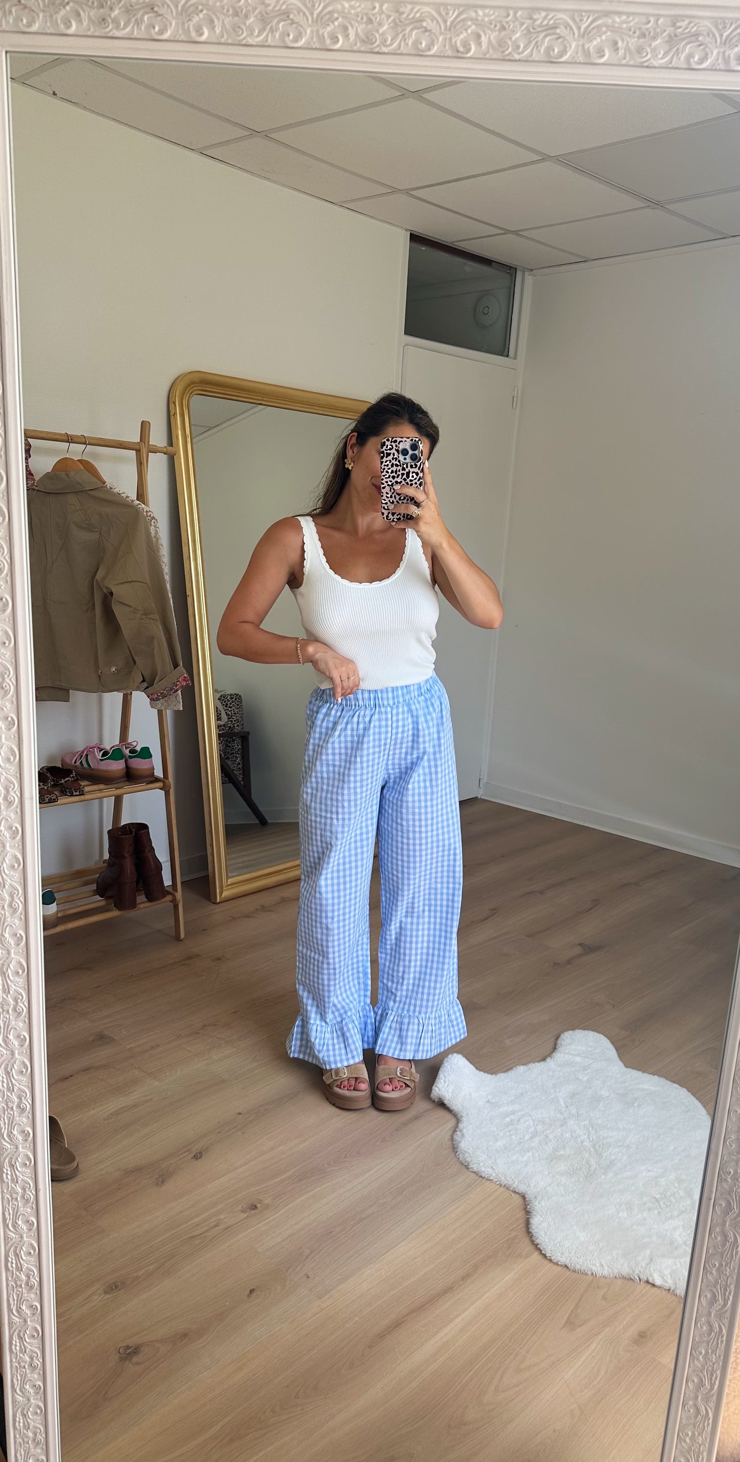 Pantalon fluide vichy à volants bleu ciel Romy