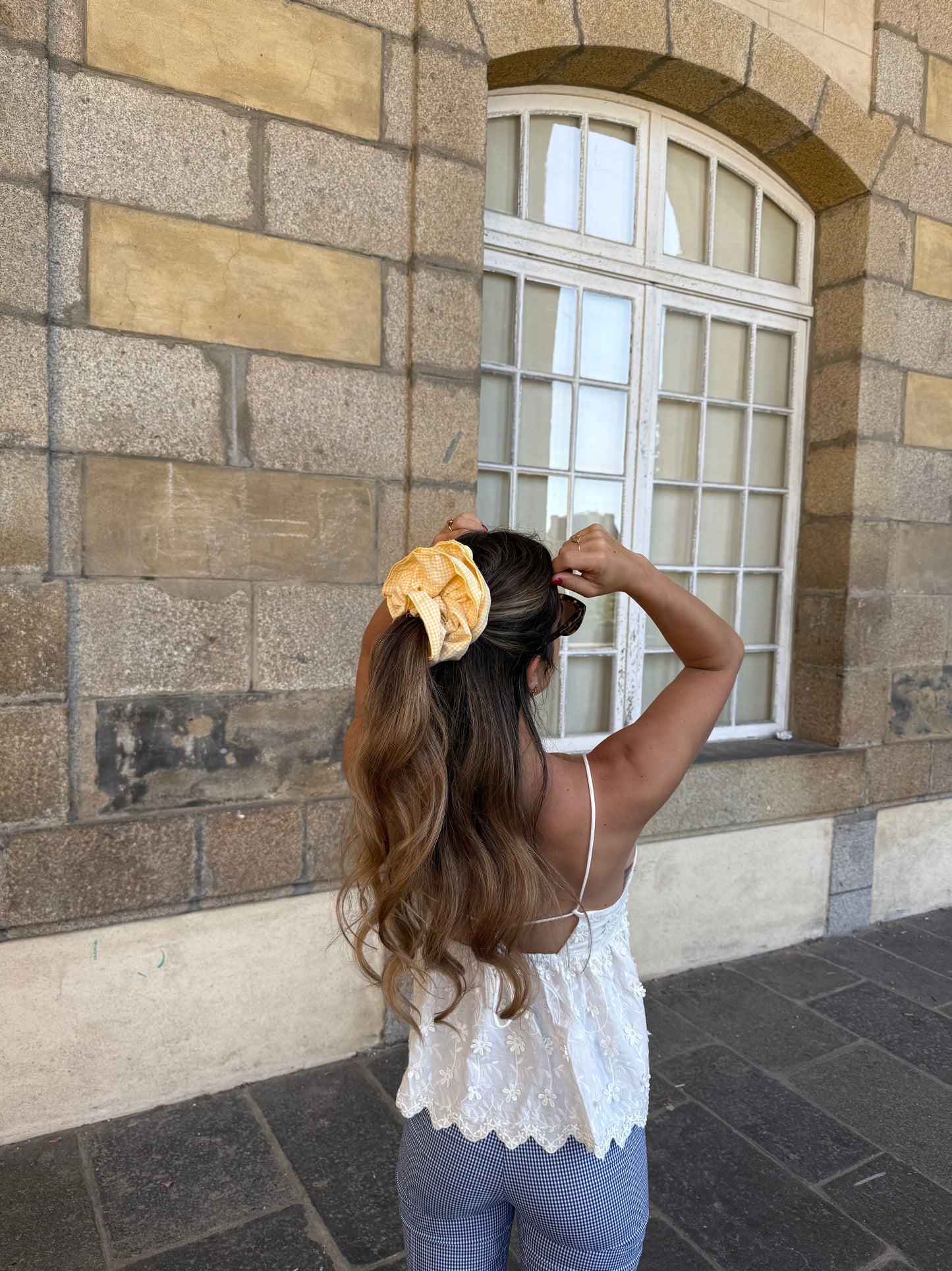 Chouchou scrunchie en coton vichy jaune