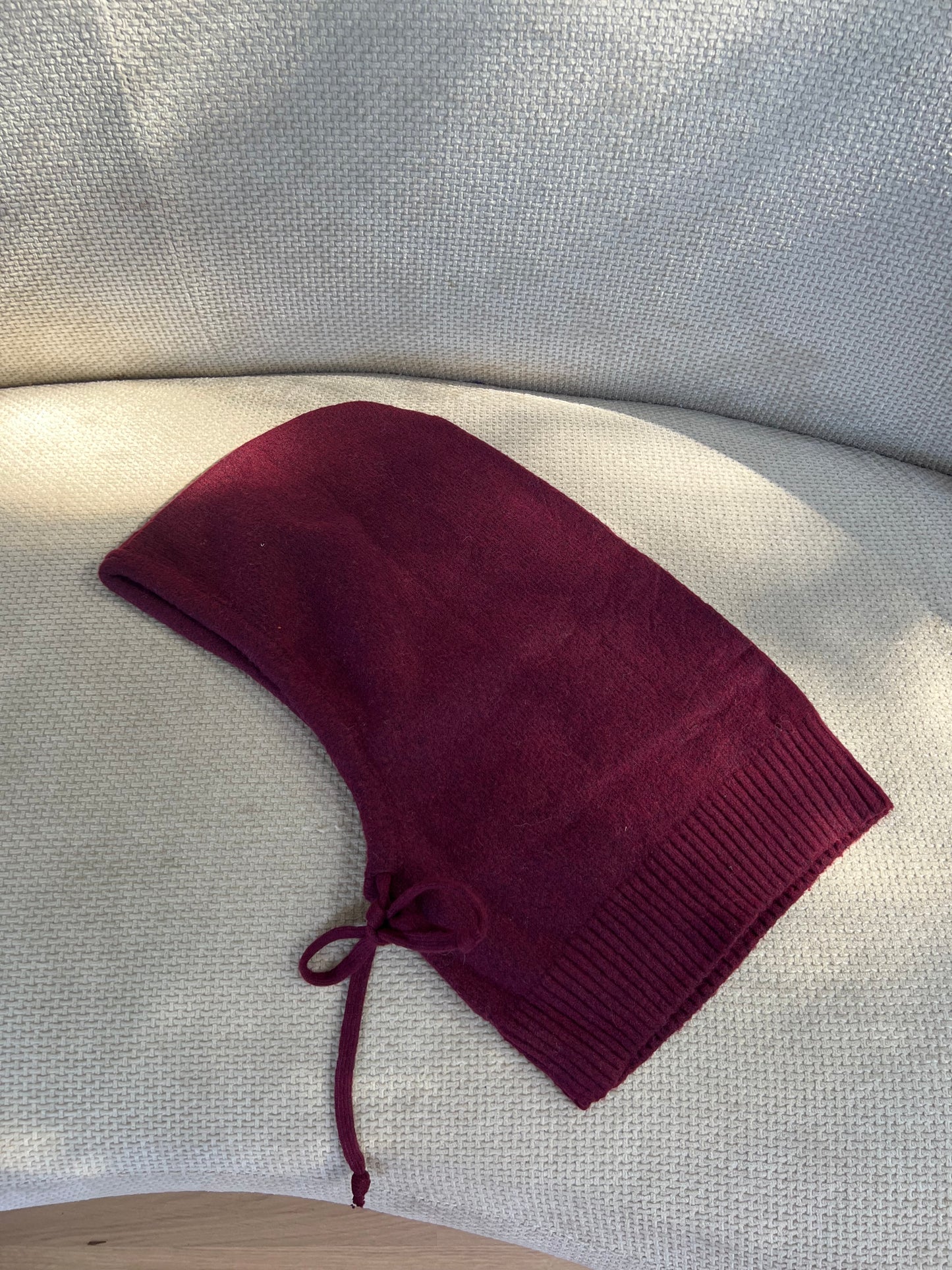 Cagoule léopard en laine et cachemire bordeaux
