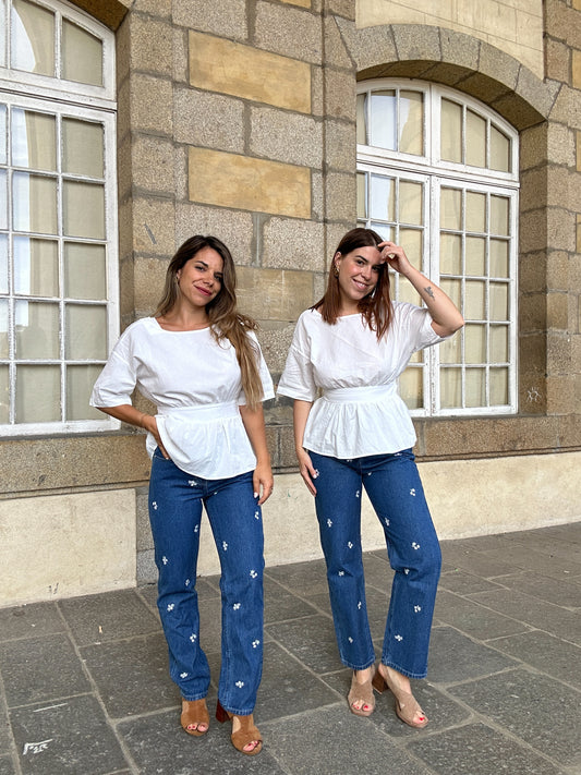 Jean droit Marguerite denim foncé à fleurs brodées blanches