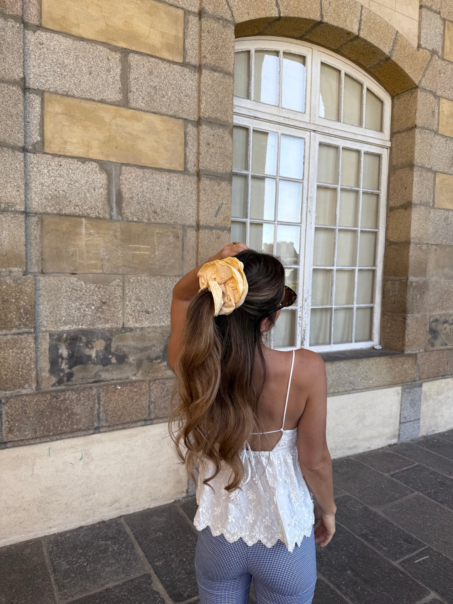 Chouchou scrunchie en coton vichy jaune