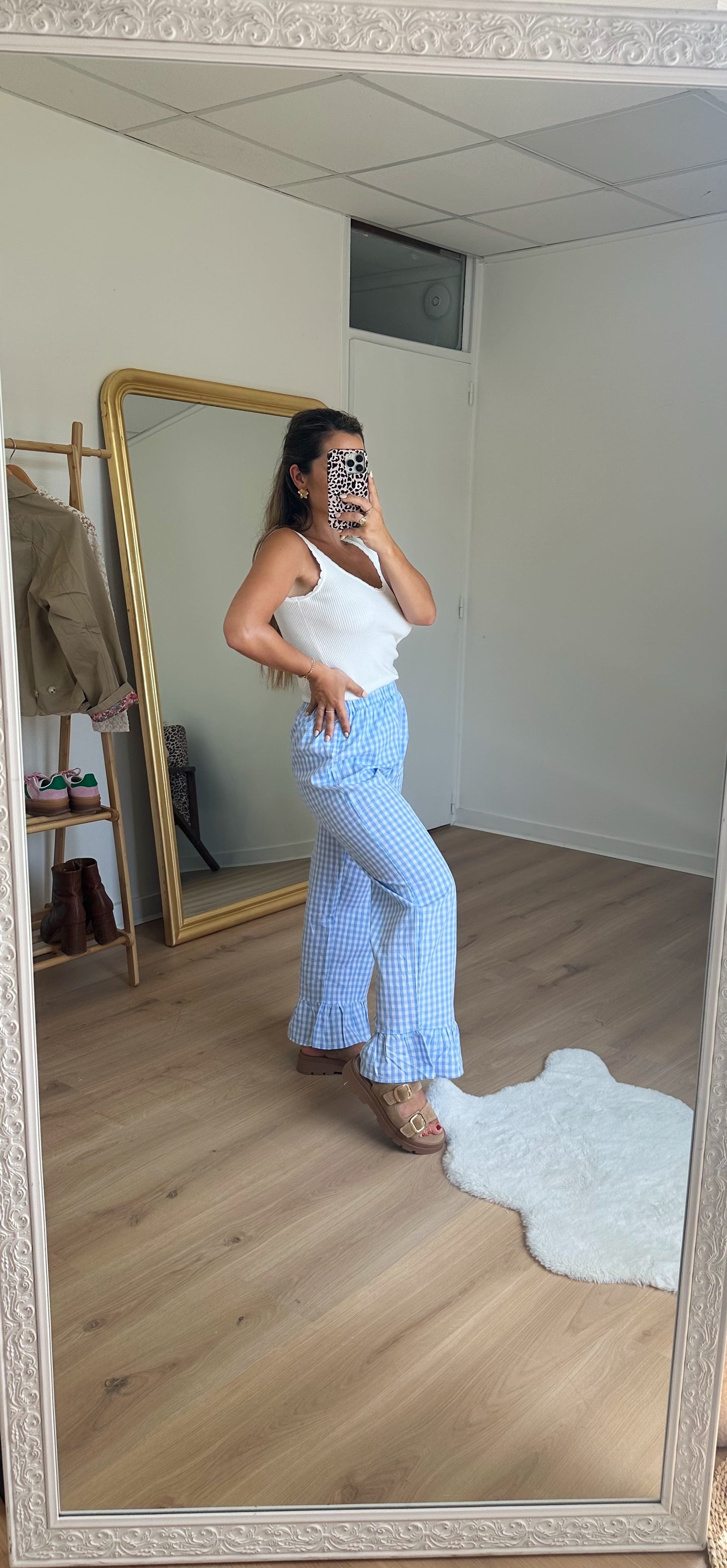 Pantalon fluide vichy à volants bleu ciel Romy