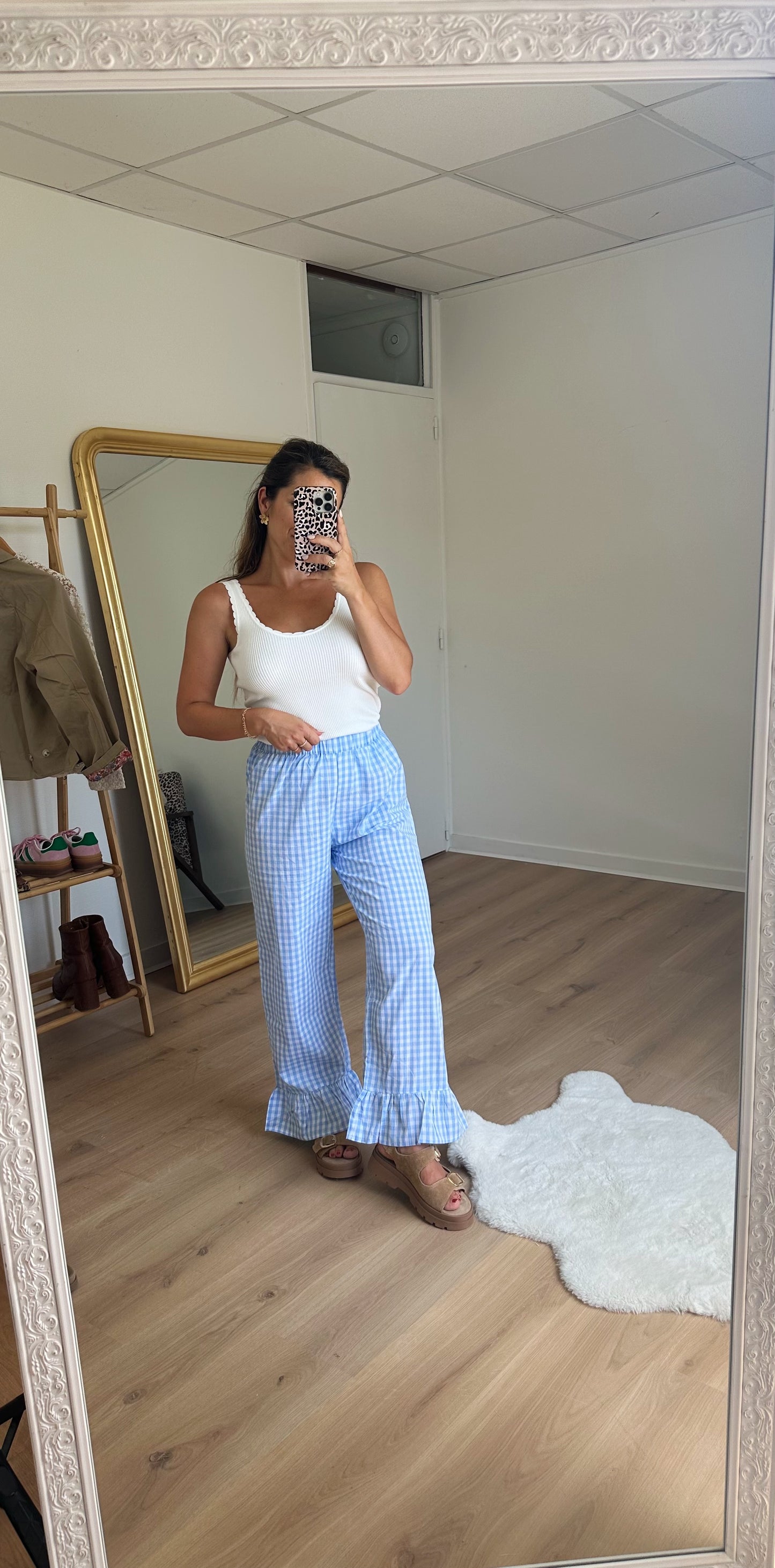 Pantalon fluide vichy à volants bleu ciel Romy