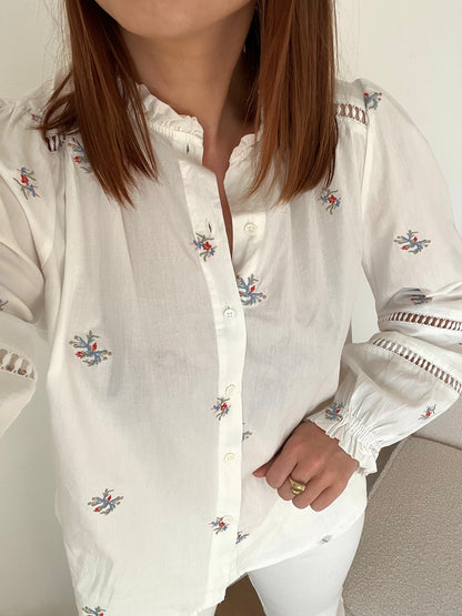 Blouse blanche à fleurs brodées Liv