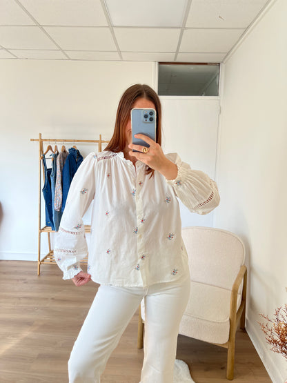Blouse blanche à fleurs brodées Liv